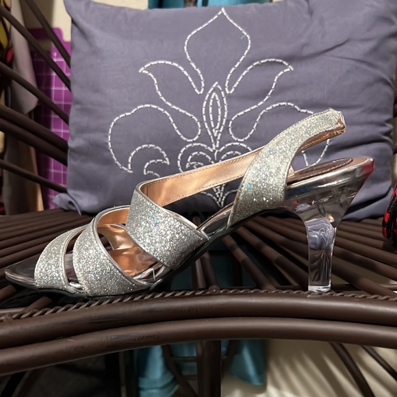 Mootsies Tootsies sz 7.5 silver sandals clear heel special occasion Holiday - Picture 5 of 8